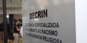 Gaúcha é presa por injúria racial e pede  delegado de pela branca