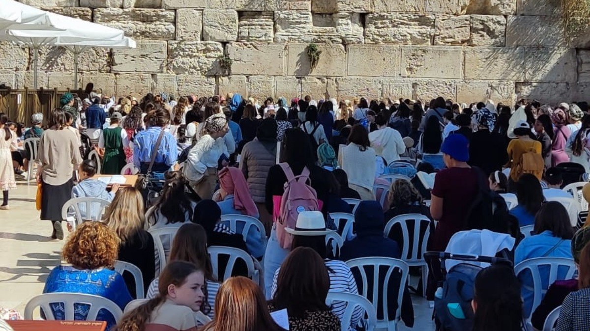 Na festa de Sucot, na semana passada, a população lotou a área do Muro das Lamentações na cidade velha de Jerusalém, a qual permaneceu como referência do povo judeu mesmo durante 2 mil anos de diáspora