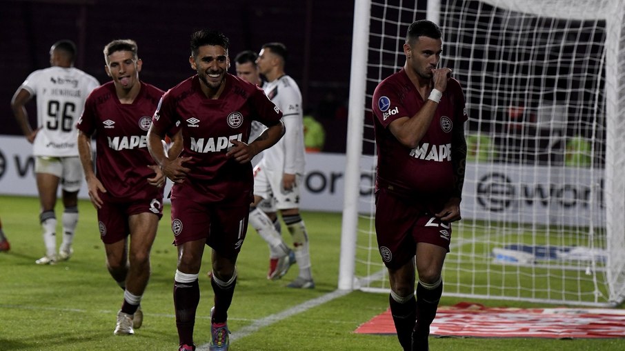 Com a vitória, o Lanús se garante na liderança do Grupo G da Sul-Americana Com a vitória, o Lanús se garante na liderança do Grupo G da Sul-Americana