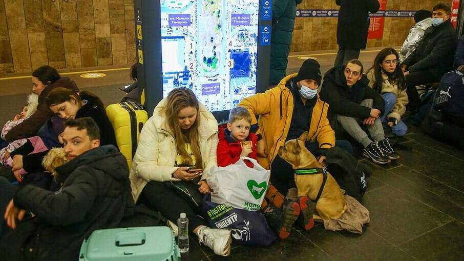 Refugiados tentam deixar a Ucrânia após invasão russa