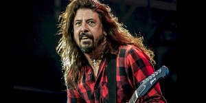 Após escândalo, Dave Grohl voltará aos palcos em 2025