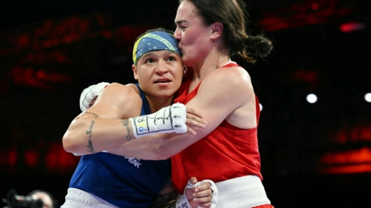 A irlandesa Kellie Harrington (à direita) beija a brasileira Beatriz Iasmin Soares Ferreira após vencer a semifinal da categoria até 60 kg feminino durante os Jogos Olímpicos de Paris 2024, na Arena Norte de Paris, em Villepinte, em 3 de agosto de 2024.