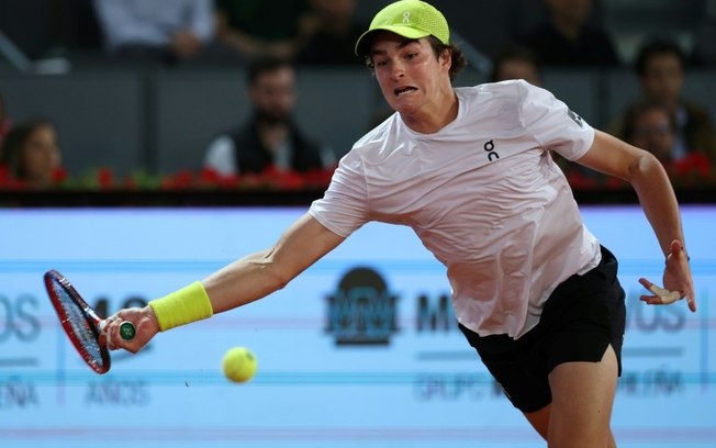 O brasileiro João Fonseca na partida contra o americano Tommy Paul, na Caja Mágica, pela segunda rodada do Masters 1000 de Madri, em 26 de abril de 2025 O brasileiro João Fonseca na partida contra o americano Tommy Paul, na Caja Mágica, pela segunda rodada do Masters 1000 de Madri, em 26 de abril de 2025