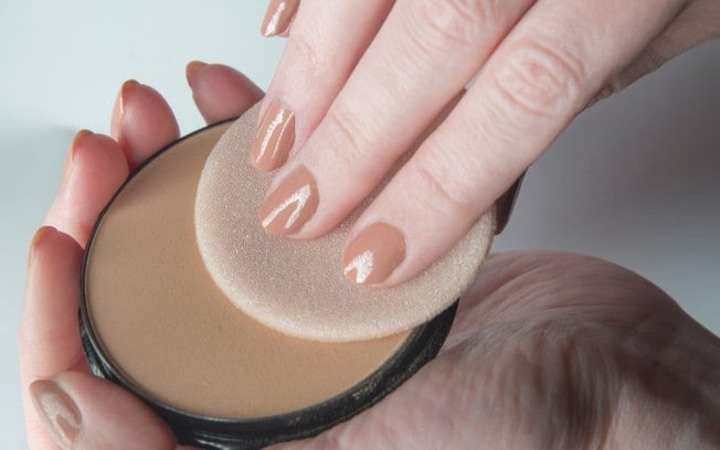 Pó compacto para pele oleosa: 5 opções com efeito matte perfeitas para peles oleosas