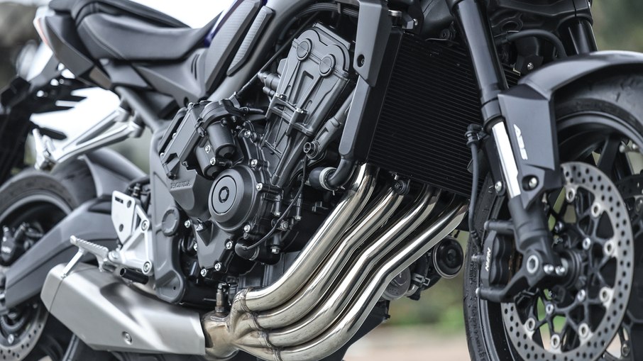Motor tetracilíndrico da Honda CB650R E-Clutch é um dos principais diferenciais da naked média