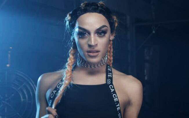 A cantora e drag queen Pabllo Vittar se machucou durante ensaio e precisou adiar as gravações de novo videoclipe