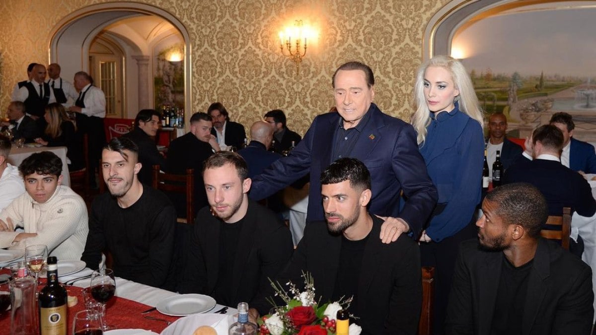 Berlusconi janta com jogadores do Monza