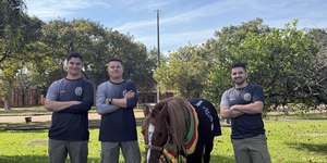 Equipe que resgatou cavalo Caramelo o reencontra após dois anos