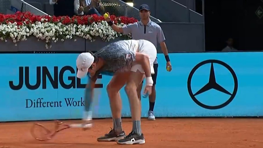 João Fonseca perde a cabeça, quebra a raquete e cai em Madri