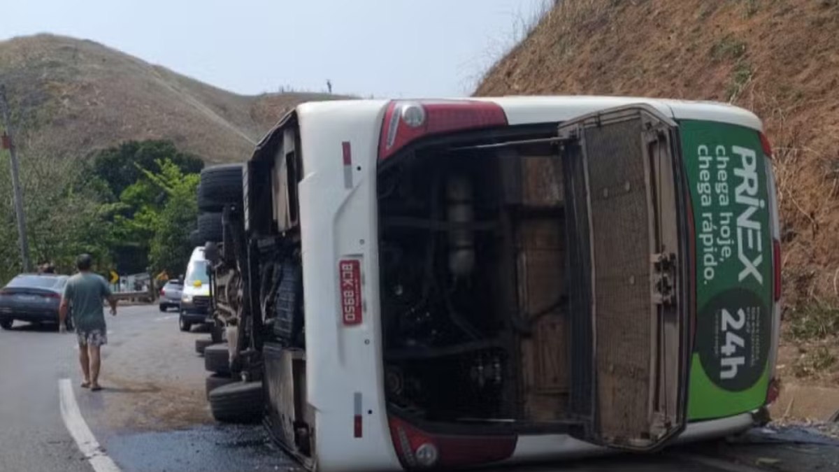 Ônibus de turismo tomba na descida da Serra das Araras, em Piraí 