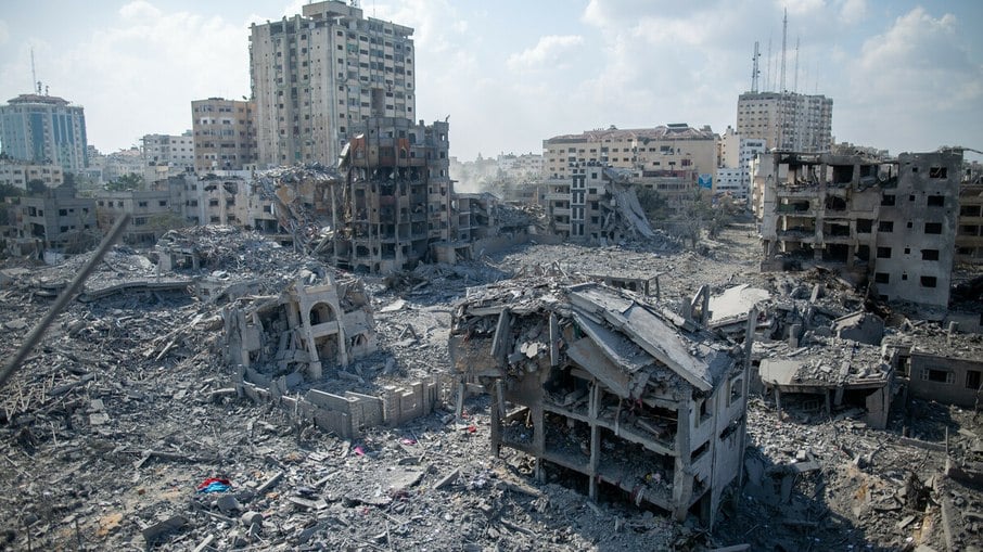 A severa destruição na área de Al Remal em Gaza causada pelos ataques aéreos israelenses