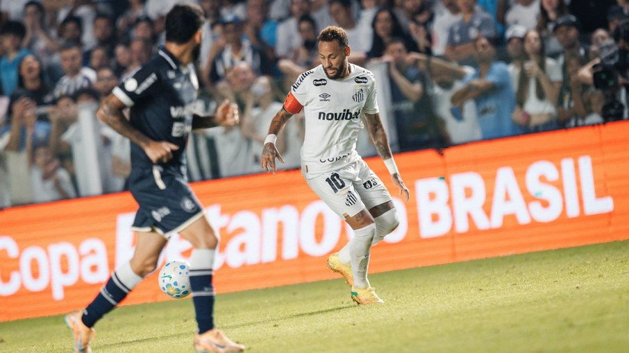 Neymar em ação na partida Remo x Santos