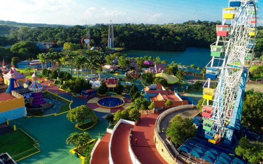 Feriado prolongado tem Arraiá e “A Origem dos Rosa” no Hopi Hari