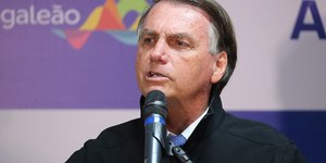 Bolsonaro espalha fake news e promete PL contra taxa do Pix, que não existe