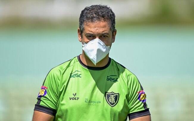 América-MG anuncia demissão do técnico Marquinhos Santos