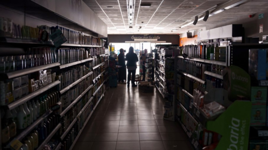 Funcionários de supermercado sem luz em Burgos, em 28 de abril de 2025, durante um corte de energia em grande escala que afetou toda a Península Ibérica e o sul de França. Funcionários de supermercado sem luz em Burgos, em 28 de abril de 2025, durante um corte de energia em grande escala que afetou toda a Península Ibérica e o sul de França.