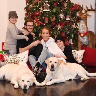 A cantora Celine Dion fará uma turnê com os cães dela Charlie e Bear. Os filhos ficarão.