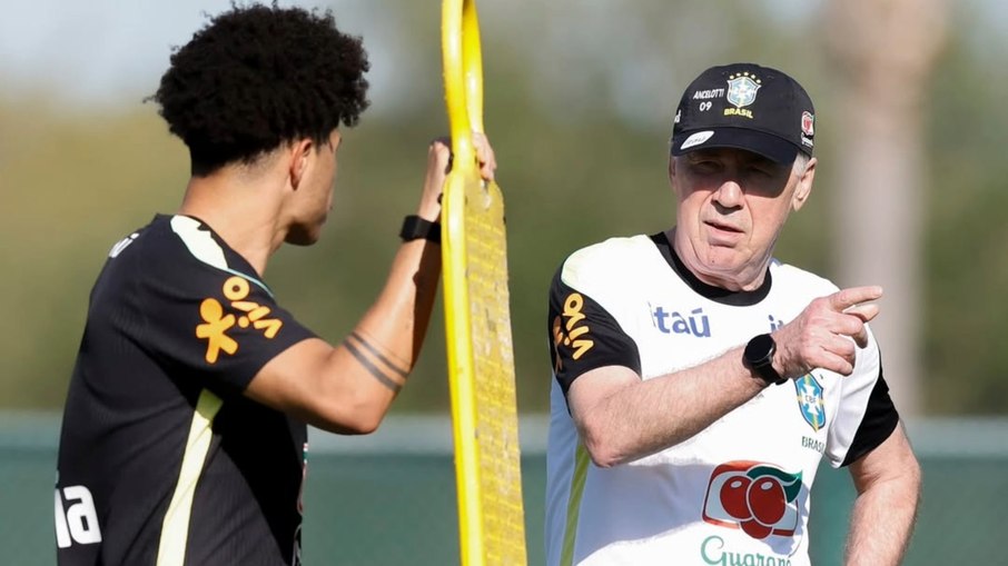 Ancelotti durante treinamento do Brasil na última Data Fifa antes da Copa Ancelotti durante treinamento do Brasil na última Data Fifa antes da Copa