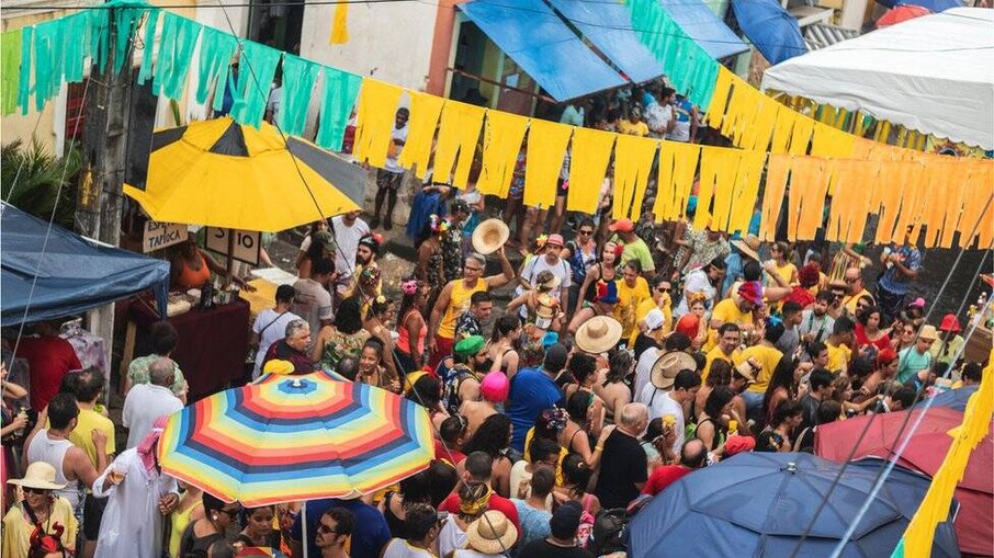 Carnaval 'só para rico'? Cidades cancelam festas públicas e liberam as privadas