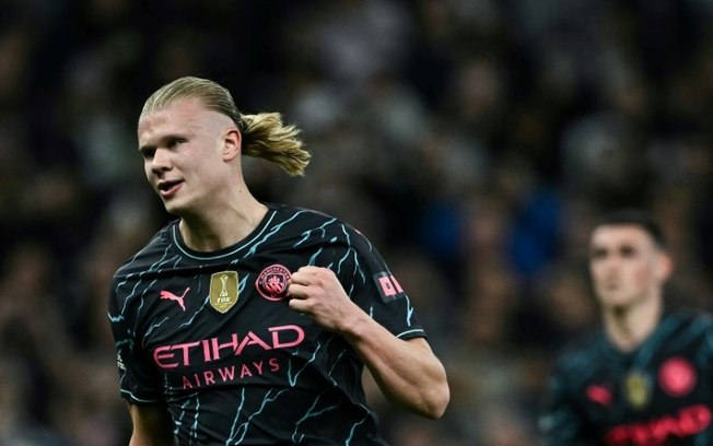 Erling Haaland comemora após marcar na vitória do City sobre o Tottenham por 2 a 0 nesta terça-feira, pelo Campeonato Inglês