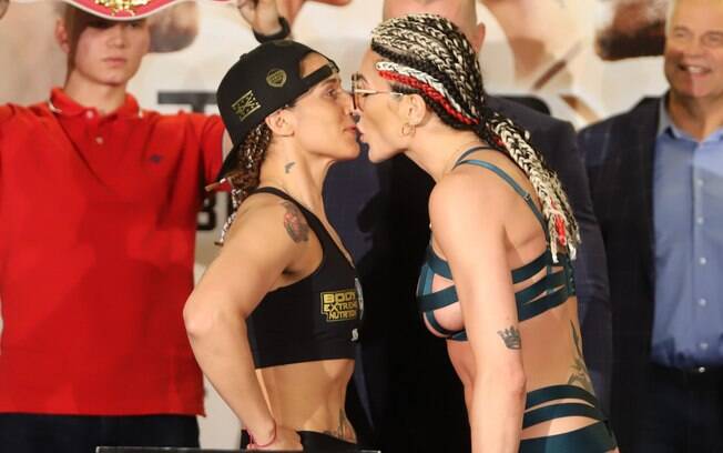 Boxeadora Ewa Brodnicka beijou a rival Edith Soledad Matthysse durante a pesagem