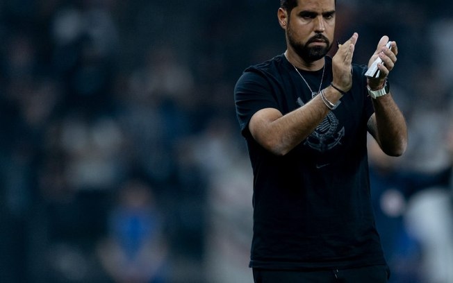 António Oliveira celebra classificação do Corinthians na Copa do Brasil