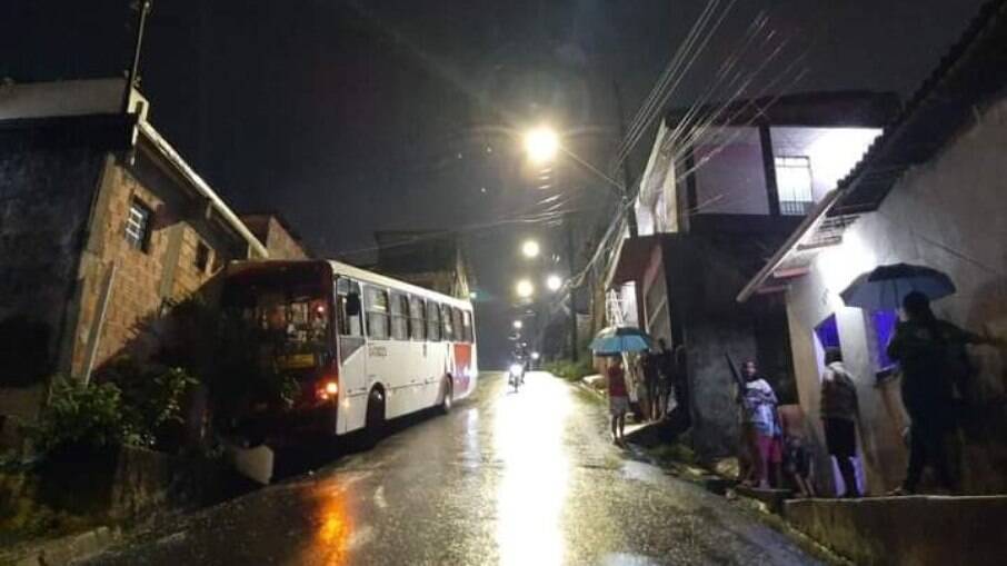 Ônibus invade casa em Manaus