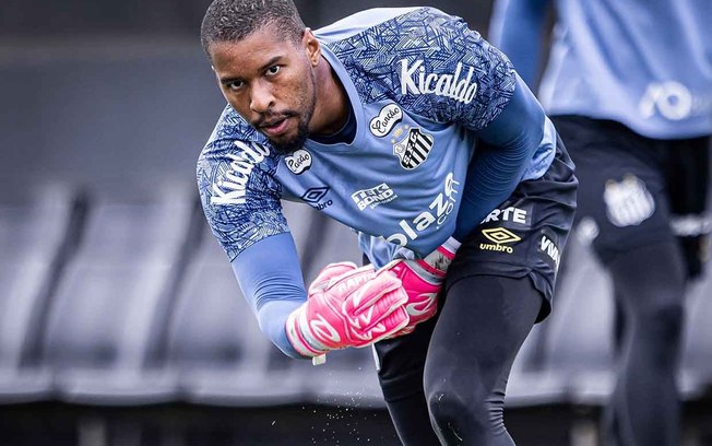 Goleiro passou por cirurgia em setembro após meses de dores no ombro esquerdo