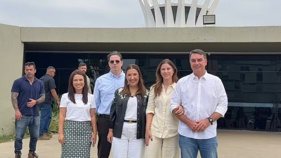 Flávio Bolsonaro (PL) em missa de Nossa Senhora Aparecida na Catedral Flávio Bolsonaro (PL) em missa de Nossa Senhora Aparecida na Catedral