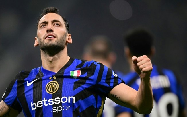 Hakan Calhanoglu comemora após marcar o gol da vitória da Inter sobre o Arsenal por 1 a 0 nesta quarta-feira, pela Liga dos Campeões