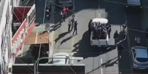 Milei é atacado a pedradas e deixa carreata às pressas