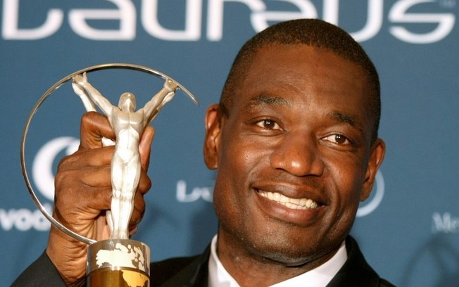 (ARQUIVO) O ex-astro do basquete americano Dikembe Mutombo posa com o prêmio 