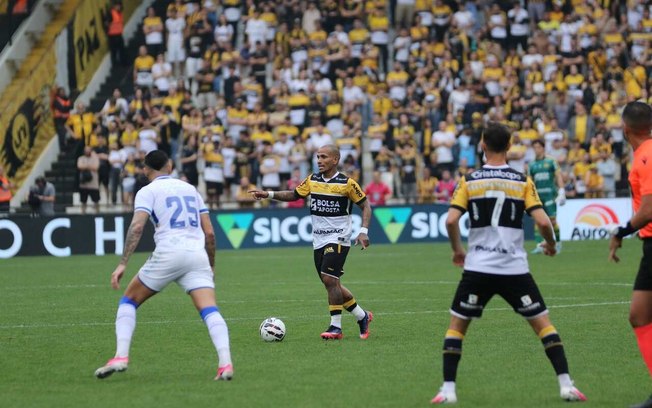 Luciano Castán comemora seu gol pelo Criciúma, o segundo da partida