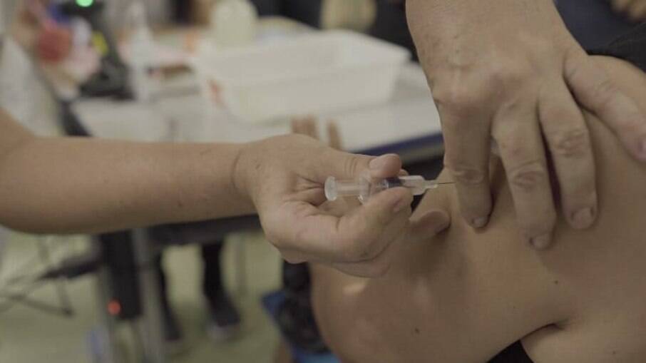 Distrito Federal inicia vacinação de pessoas com 58 anos