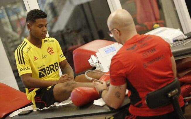 Flamengo se reapresenta no CT, e meia inicia trabalho de fisioterapia