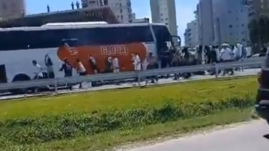 Confusão entre santistas e colorados na BR-101 em Santa Catarina