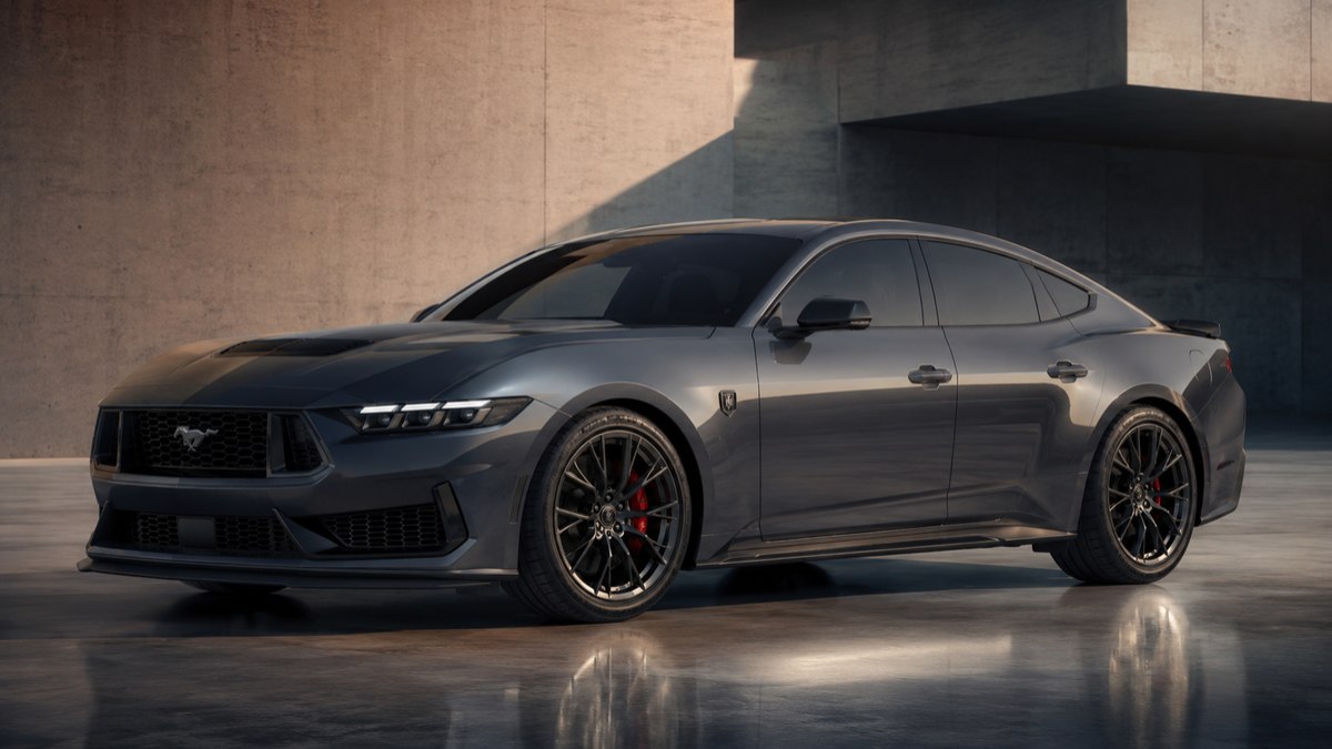 Ford estuda ampliar a família Mustang com uma carroceria de quatro portas e sistema híbrido associado ao motor V8. Ford estuda ampliar a família Mustang com uma carroceria de quatro portas e sistema híbrido associado ao motor V8.