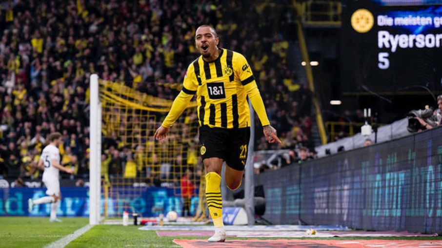 Malen marcou dois gols na goleada que colocou o Dortmund na ponta da Bundesliga
