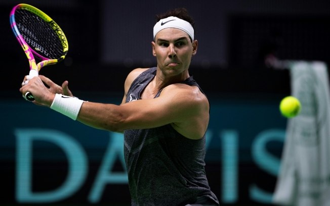 Rafa Nadal treina em Málaga neste sábado para se preparar para a fase final da Copa Davis