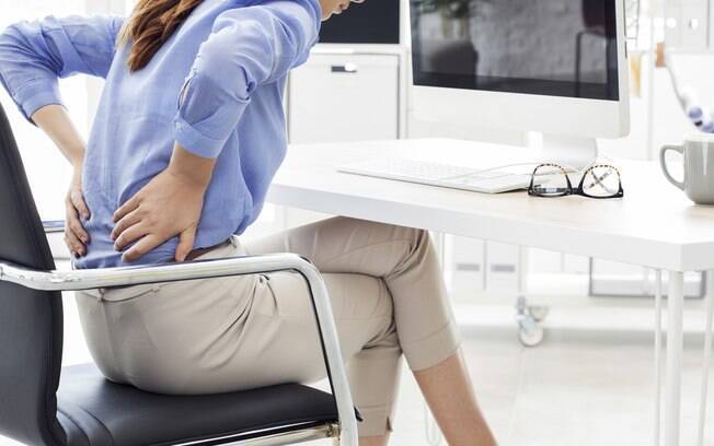 Costuma sofrer com dores nas costas e estresse no trabalho? Confira quatro exercícios que ajudam a relaxar o corpo