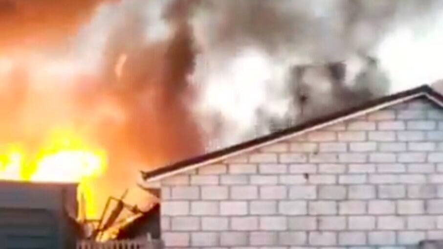 Foguetes disparados em direção ao norte de Kiev, várias casas foram destruídas