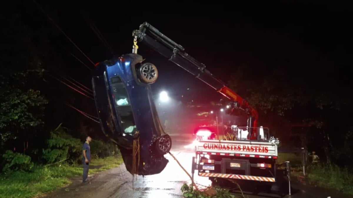 Carro foi lançado em ribanceira após acidente