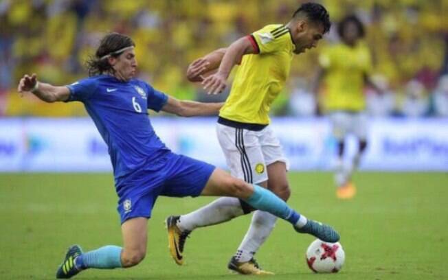 Filipe Luis em ação pela seleção brasileira
