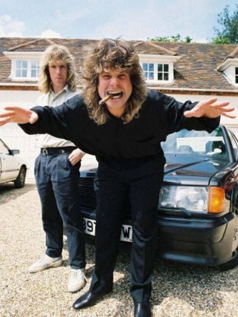 Ozzy Osbourne à frente de veículos clássicos