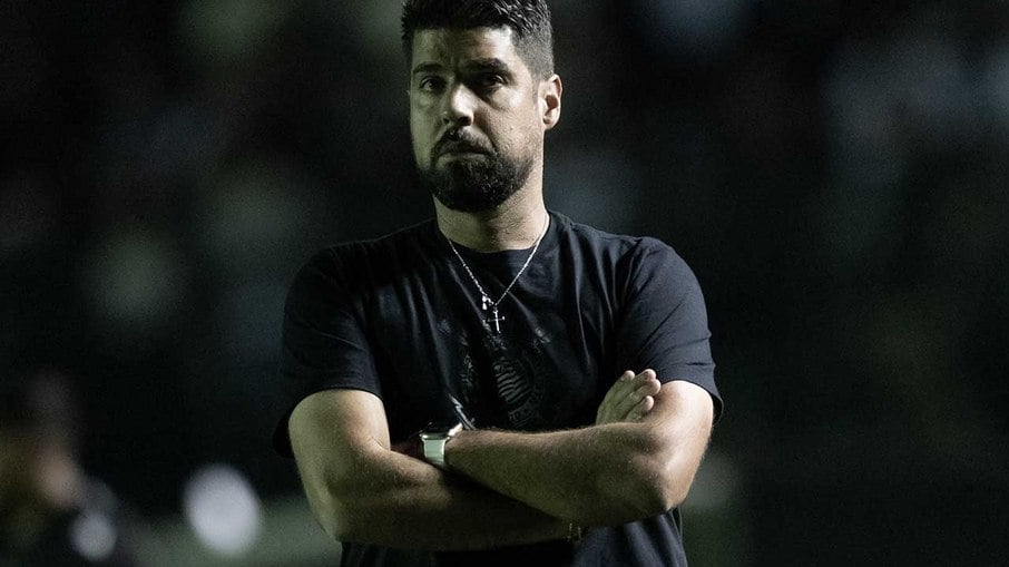 António Oliveira está pressionado e balança no cargo de técnico do Corinthians