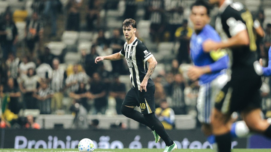 Jogador do Atlético sai de ambulância em derrota para o Cruzeiro