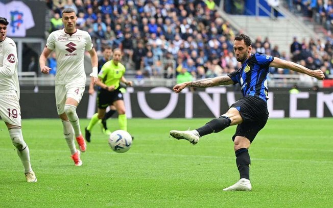 Çalhanoglu chuta para abrir o placar para a Inter sobre o Torino. Mas ele ainda faria mais um pouco depois