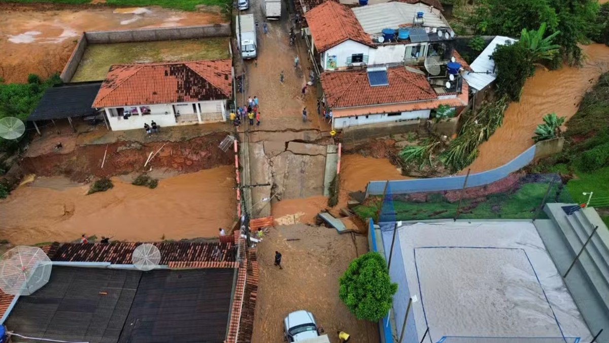 Ponte derrubada pelo temporal em Dom Silvério