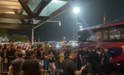 Multidão recebe o Corinthians no Rio de Janeiro; assista