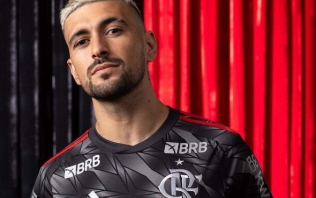 Flamengo e Adidas lançam terceiro uniforme para temporada Flamengo e Adidas lançam terceiro uniforme para temporada